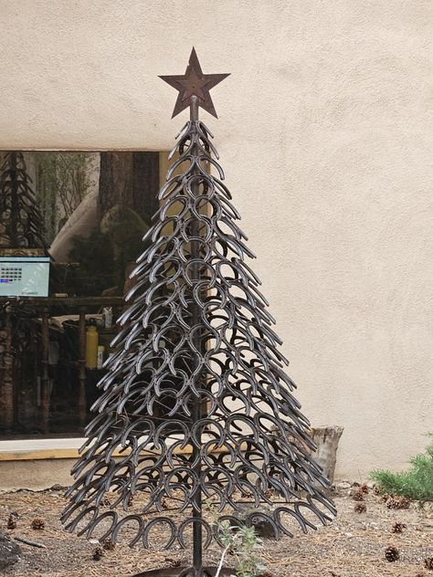 Christmas Welding Art, Christmas Welding Projects, Welding Idea, Weld Art, Horseshoe Crafts, Metal Christmas Tree, Metal Christmas, Junk Art, Welding Art