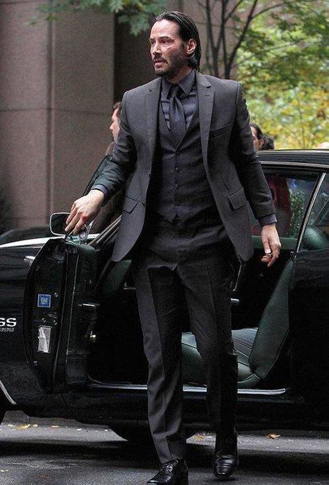 John_Wick_Keanu_Reeves_gray_Suit__80301_zoom Black Three Piece Suit, Baba Jaga, Keanu Reeves John Wick, Style Gentleman, Suits Style, A Man In A Suit, Man In A Suit, Black Suit Men, Richard Madden