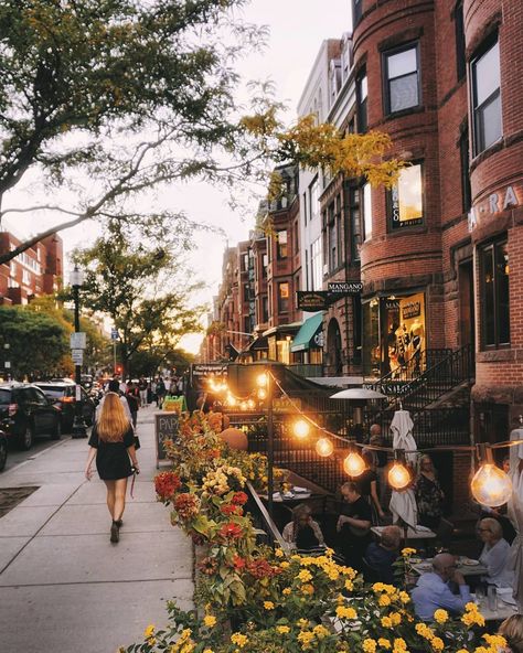 Newbury Street Boston Aesthetic, Boston Nightlife, Boston Fall, Boston Aesthetic, Boston Street, Newbury Street Boston, Newbury Street, Cafe Aesthetic, Ideal Life