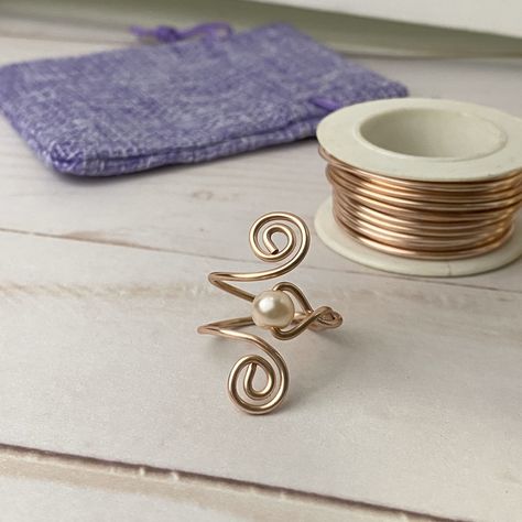 Rose Gold Pearl Ring, Diy Wire Jewelry Rings, Wire Jewelry Rings, Diy Jewelry Rings, Diy Ring, Wire Wrapped Jewelry Diy, Gold Pearl Ring, Rose Gold Pearl, Wire Jewelry Designs