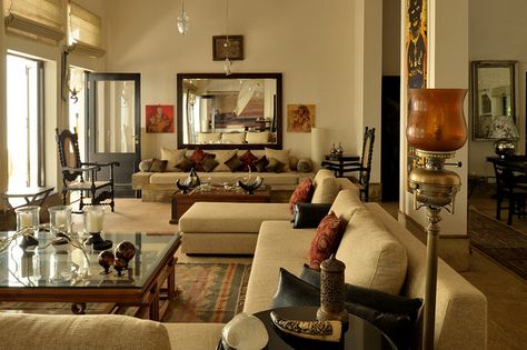 California Hacienda, Modern Traditional Living Room, Indian House, Indian Living Rooms, India Home Decor, Indian Interiors, Indian Home Interior, Farmhouse Style House Plans, French Colonial