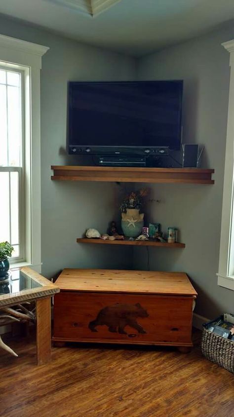 Corner Tv Shelf Ideas, Corner Shelf Under Tv On Wall, Tv In Corner Of Bedroom, Corner Tv Ideas Mounted Tv, Corner Tv Living Room Layout, Corner Tv Shelf, Tv In Corner Of Living Room, Tv Shelf Ideas, Corner Tv Ideas