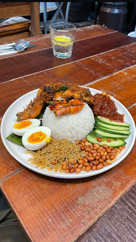 Food Snap, Thailand Food, Nasi Lemak, Mouth Watering Food, Snap Food, Indonesian Food, Yummy Foods, Travel Aesthetic, Mouth Watering