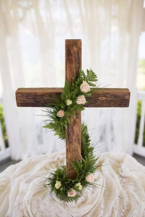 Recuerdos Primera Comunion Ideas, Church Altar Decorations, First Communion Decorations, Easter Flower Arrangements, Communion Decorations, Church Easter Decorations, Church Wedding Decorations, Church Flower Arrangements, Wooden Crosses