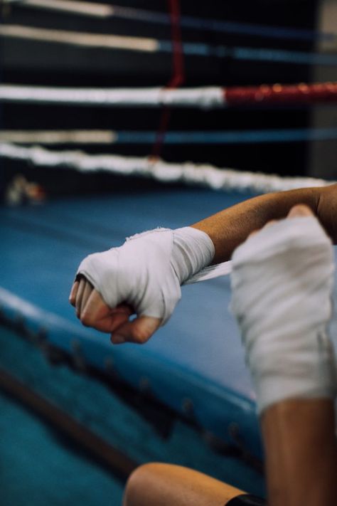 Bandage Hands Boxing Aesthetic, Boxing Trainer Aesthetic, Boxer Aesthetic Male, Kickboxing Photography, Boxe Aesthetic, Boxer Athlete, Fighter Photography, Boxing Photoshoot, Boxing Photography