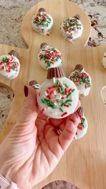 Dipped Oreos Christmas, Christmas Ornament Cookies, Christmas Oreos, No Bake Christmas, Bake Christmas, Melted White Chocolate, Christmas Sprinkles, Cranberry Cookies, Ornament Cookies