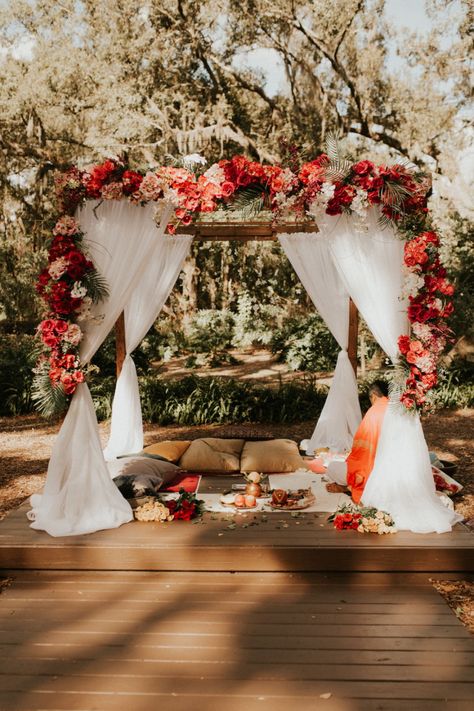 Hindu wedding ceremony decor and setup in the Enchanted Forest | Professional Photo by Juju Photography | Venue: Cross Creek Ranch | #creosscreekranchfl #ccrweddings #tampaweddings #tropicalhinduwedding #hinduweddingceremony Simple Mandap, Weddings Decorations Elegant Romantic, Hindu Wedding Decorations, Mandap Design, Wedding Photography Bridal Party, Hindu Wedding Ceremony, Hindu Ceremony, Decoration Evenementielle, Mandap Decor