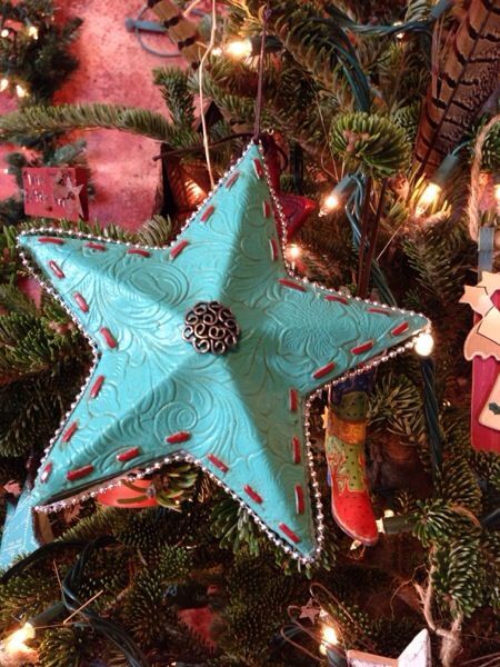 Southwest Christmas Decor, Cowboy Christmas Tree Ideas, Western Tree, Southwestern Christmas Ornaments, Boho Holiday Decor, Western Christmas Decorations, Native Christmas, Southwestern Christmas, Cowgirl Turquoise