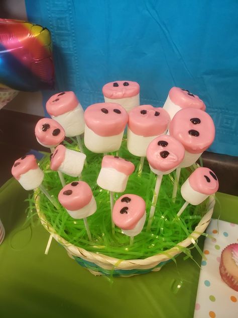 Marshmallows of different sizes dipped in pink chocolate with black gel dots for a pig nose. Pig Snacks Preschool, Farm Desserts Birthday Parties, Farm Animal Dessert Table, Pig Dessert Ideas, Pig Marshmallows, Farm Themed Desserts, Farm Food Party, Pig Themed Food, Pig Baby Shower Theme