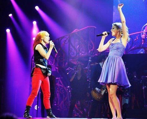 Hayley And Taylor, Taylor Swift Dancing, Hayley Paramore, Paramore Hayley Williams, Major Tom, Bon Iver, Musica Rock, Hayley Williams, Paramore