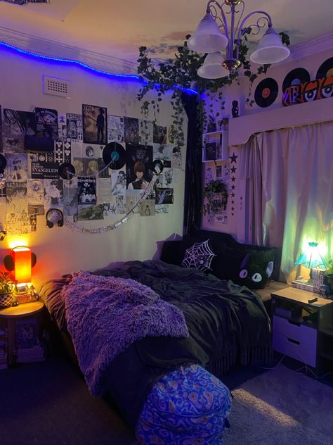 Room Inspo Vibe, Dark Anime Bedroom Ideas, Room Ideas Aesthetic Grunge Edgy, Emo Aesthetic Bedroom, Grunge Y2k Bedroom, Bedroom Ideas Y2k Grunge, Bedroom Ideas Goth, Two People Bedroom Ideas, Cool Room Ideas Teenagers