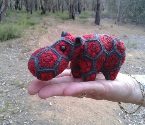 African Flower Crochet Animals, Hippo Pattern, Yarn Projects Crochet, Crochet African Flowers, Crochet Hippo, Flower Toy, Tiny Crochet, The Whoot, Animal Crochet