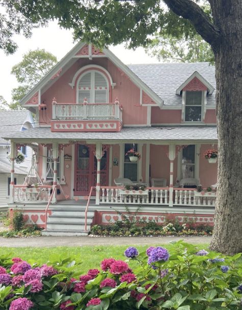 Exterior Pink House, Cute Suburban House Exterior, Pink Ranch House, Cute Pink Cottage, Y2k House Exterior, Kawaii House Exterior, Bloxburg Pink House, Pink Cottage House, Small Pink House