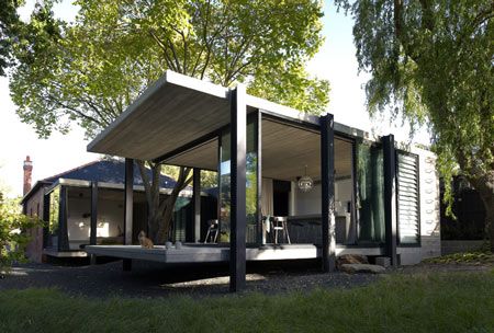 https://www.dezeen.com/2010/03/10/elm-willow-house-by-architects-eat/  A 280m2 single family house in the leafy suburb of Canterbury. Concrete, steel and glass were used as the primary building envelope of the extension. The project has been featured over 14 presses internationally and has been a popular feature over 100 blogs and websites. It has also won the acclaimed ‘AIA Victorian Chapter Residential Award’. Houses Architecture, Willow House, Edwardian House, Concrete Roof, Casa Container, Architect House, Design Website, Residential Architecture, Elle Decor