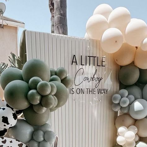 M e l i n d a & C h a n c e y on Instagram: "A little cowboy is on the way 🐴 Vinyl: @cupitdesigns_ • #fancywithchancey #sandiegobirthday #sandiegopartyplanner #sandiegoevents #sandiegoeventplanner #eventstylist #ballooninspo #balloongarland #balloondecor #balloonbackdrop #sandiegoballoons #tuftex #doublestuffed #ballooncolors #florals #babyinbloom #floralco #flowerbabyshower #itsaboy #cowboybabyshower #babycowboy" A Little Cowboy Is On His Way Backdrop, A Little Cowboy Is On His Way Decor, Western Baby Shower Backdrop, A Cowboy Is On The Way, A Little Cowboy Is On The Way, Creative Baby Shower Themes, Backyard Baby Showers, Cowboy Baby Shower, Creative Baby Shower