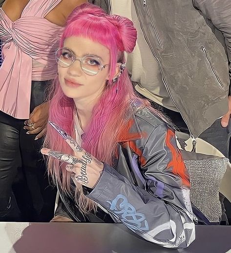 Pink Hair And Glasses, Glamour Spell, Hair And Glasses, Claire Boucher, Punk Scene, Paparazzi Photos, Funky Hairstyles, Song Artists, Music Icon