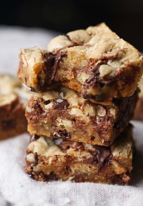 Candy Bar Blondies, Twix Candy, Blondies Cookies, Cookies And Cups, Cheesecake Brownie, Twix Bar, Baking Inspiration, Blondies Recipe, Dark Chocolate Cakes