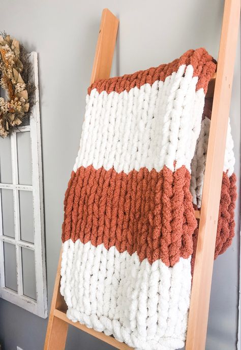 Chunky Throw Blanket, Chunky Blanket Diy, Chunky Knit Blanket Pattern, Blankets Diy, Chunky Yarn Blanket, Finger Knitting Projects, Diy Knit Blanket, Yarn Blanket, Hand Knitting Diy