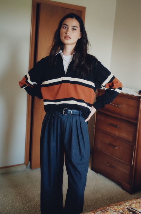 How To Style Rugby Shirt Women, Styling Rugby Shirt, Women’s Rugby Shirt Outfit, Rugby Jersey Outfit Women, Rugby Shirt Aesthetic, Women Rugby Shirt Outfit, Oversized Rugby Shirt Outfit Women, Fall 2024 Womens Fashion, Rugby Jersey Outfit