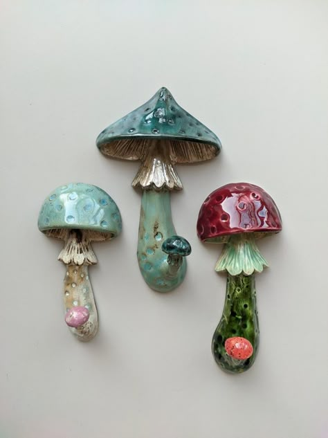 Whimsical Ceramic Art, Nature Ceramics Ideas, Mushroom Pottery Ideas, Mushroom Pottery, Ceramic Mushrooms, Hand Built Ceramics, Ceramic Mushroom, Mushroom Crafts, Pottery Handbuilding