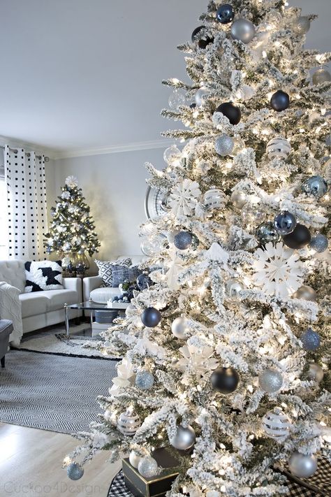 denim blue and white Christmas decor | flocked tree with white, black and blue ornaments | beautiful flocked  festive Christmas tree | white Christmas | #christmasdecor #christmastree Rose Gold Christmas Decorations, Blue Ornaments, Flocked Tree, Blue Christmas Decor, Silver Christmas Decorations, Blue Christmas Tree, Christmas Tours, Gold Christmas Decorations, A White Christmas