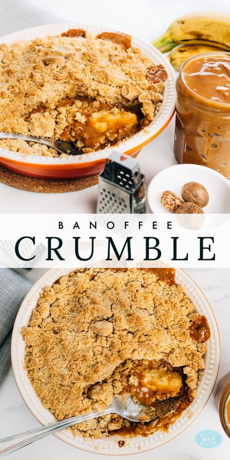 two images of banoffee crumble, a dessert of bananas and caramel. By Movers and Bakers Banoffee Recipe, Amazing Christmas Desserts, Hot Desserts, Fruit Crumble, Banana Dessert, Crumble Recipe, Winter Desserts, Sweet Pie, Crumble Topping