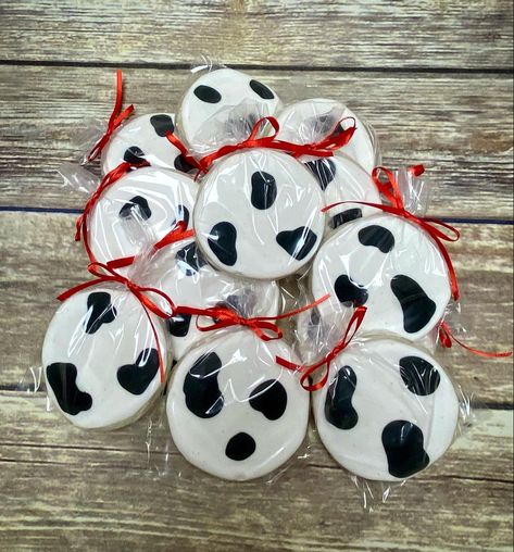 Cow Print Cookies, 1rst Birthday, 18th Party, Flood Icing, Cow Cookies, Cow Cakes, Flooding Cookies, Farm Themed Party, Decorative Cookies