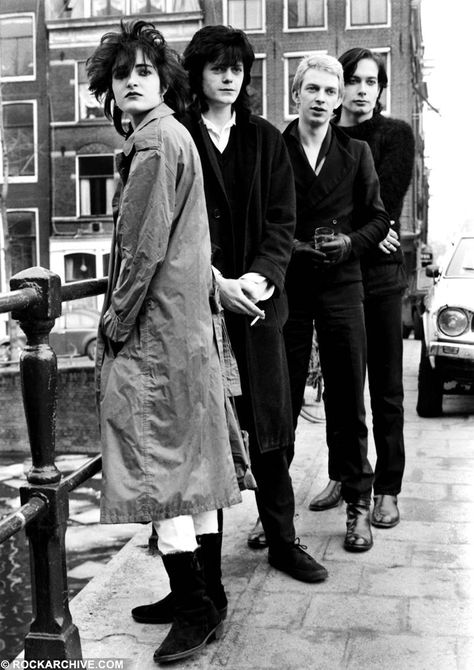 Siouxsie and the Banshees, Amsterdam 1979. Barry Schultz Siouxsie And The Banshees, 80s Goth, Siouxsie Sioux, 70s Punk, Goth Bands, Goth Music, Goth Subculture, Four People, Estilo Rock