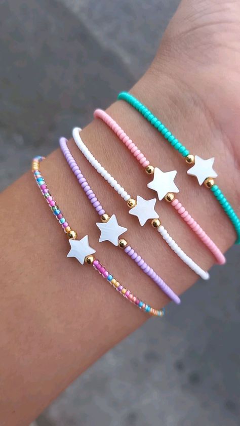 Pulseras Coquette, Ideas Para Pulseras, Ideas Para Hacer Pulseras, Handmade Jewelry Diy Bracelets, Preppy Bracelets, Rubber Band Bracelet, Simple Accessories, Moms Bracelet, Diy Bracelets Patterns