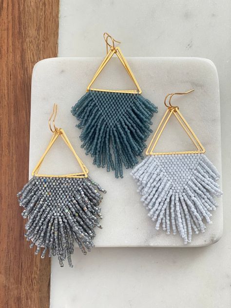 Seed Bead Earrings Diy, Handwoven Earrings, Seed Bead Jewelry Patterns, Beaded Earrings Diy, Beaded Earrings Tutorials, Beaded Jewlery, Brick Stitch Earrings, Beaded Crafts, Seed Bead Tutorial