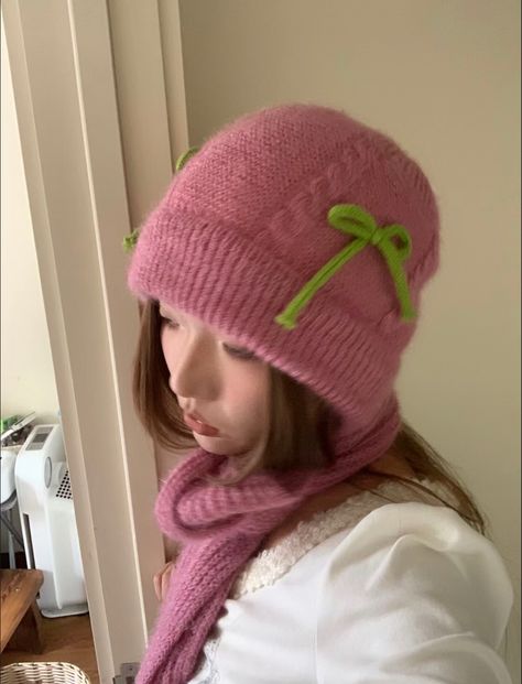 ID：2188079755 Pink Hat Outfit, Green Inspo, Girls Knit Hat, Pink Beanie, Hat Outfit, Pink Beanies, Hat Ideas, Crochet Set, Inspo Outfit