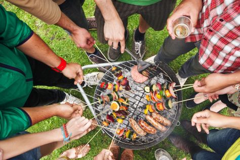 10) party idea: barbecue party, everyone bring stuff to throw on the grill, plate it all up and share Summer Barbeque Party, Soirée Bbq, Summer Grill Party, Backyard Bbq Grill, Portable Bbq Grill, Backyard Bbq Party, Summer Barbeque, Barbeque Party, Grill Party