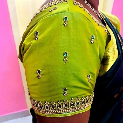 Puttas Blouse, Work Blouse Hand Designs, Basic Blouse Designs, Green Blouse Designs, Pink Blouse Designs, Blouse Maggam Work, Post Sleeve, Maggam Work Blouse, Latest Blouse Designs Pattern