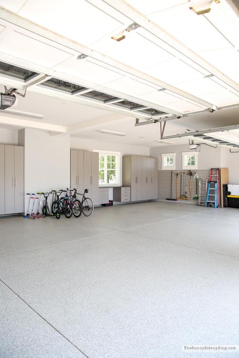 Garage Flooring Options, Organized Garage, Garage Storage Inspiration, Big Garage, Garage Design Interior, Finished Garage, Casa Clean, Garage Renovation, Clean Garage