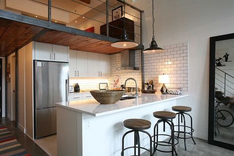 Industrial style kitchen with a simple mezzanine level above that overlooks the living area Loft Apartment Kitchen, Loft Apartment Industrial, Loft Estilo Industrial, Loft Apartment Decorating, Apartment Loft, Industrial Kitchen Design, Loft Kitchen, Industrial Style Kitchen, Loft Stil