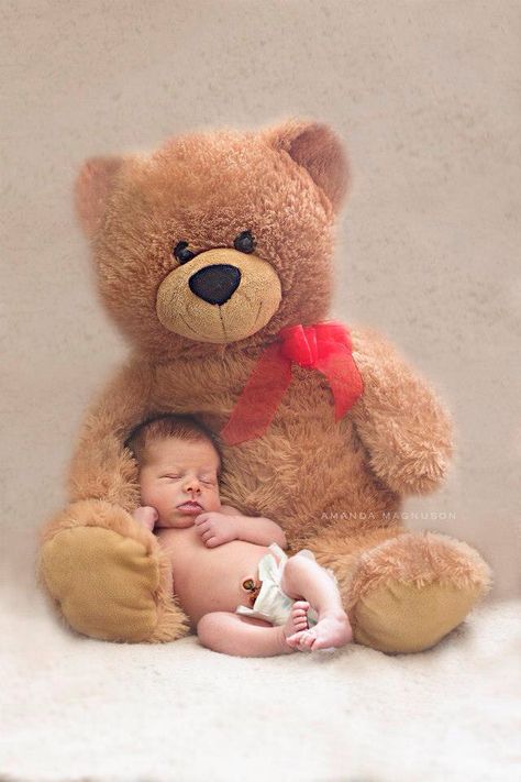 Newborn Photos With Teddy Bear, Baby Photoshoot Ideas Boy, 3 Months Baby Photography, Twin Baby Photography, Baby Boy Newborn Photography, Foto Newborn, Baby Milestones Pictures, Monthly Baby Pictures, Monthly Baby Photos