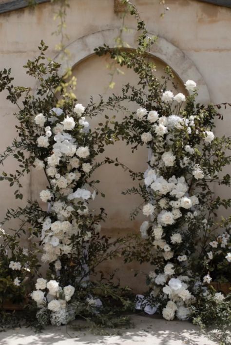 Decor Photobooth, Wedding Altars, Wedding Ceremony Flowers, White Wedding Flowers, Minimal Wedding, Ceremony Flowers, Ceremony Backdrop, Floral Arch, Wedding Mood Board