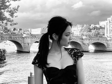 Audrey Hepburn Inspired, Blackpink Wallpaper, K Fashion, Jennie Kim Blackpink, Jennie Lisa, Blackpink Photos, Blackpink Fashion, Infp, Blackpink Jennie