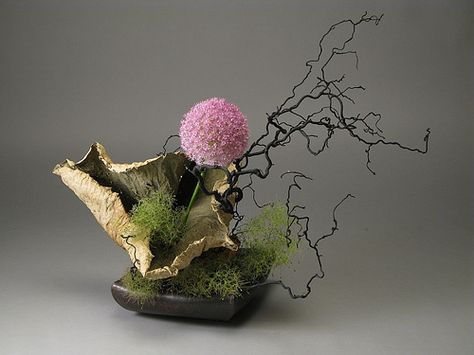 Sogetsu Ikebana. Ikebana is the Japanese art of arranging flowers and natural materials #ikebana #Japanese #flowers Ikebana Japanese, Arreglos Ikebana, Ikebana Sogetsu, Sogetsu Ikebana, Arranging Flowers, Vase With Flowers, Ikebana Arrangements, Ikebana Flower Arrangement, Ikebana Vases