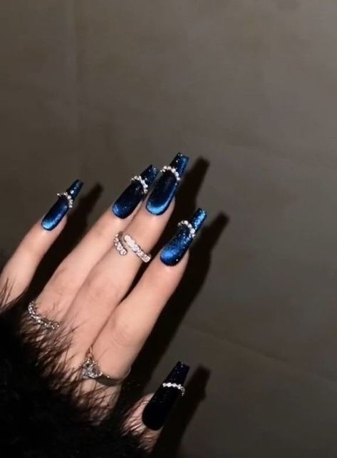 Black Blue Nails Acrylic, Black Blue Nails Ideas, Nail Ideas Coffin Blue, Nail Art Designs Dark Blue, Blue Glitter Ombré Nails, Blue Nails Grunge, Dark Blue Nails Acrylic Coffin Long, Black Blue Nail Designs, Dark Blue Nail Inspo With Design