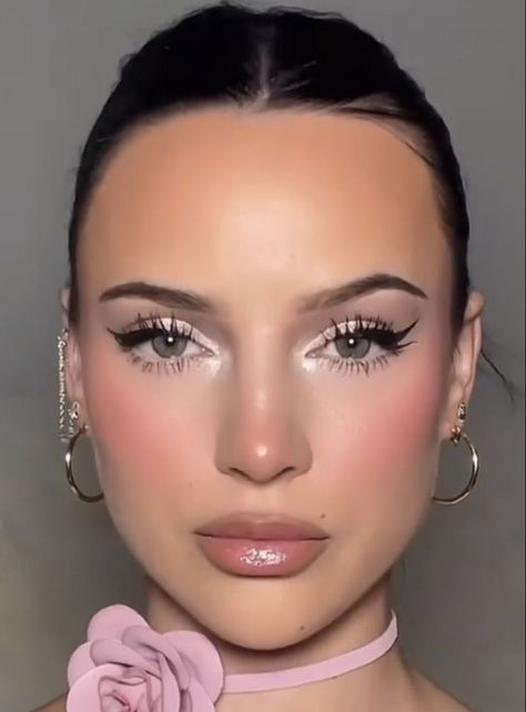 Barbie Makeup Aesthetic, Wide Eye Makeup, Newjeans Makeup, Barbie Makeup Ideas, New Jeans Makeup, Balletcore Makeup, Barbie Makeup Look, Ballet Makeup, Ballerina Makeup