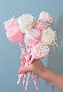 Valentine's Day Marshmallow Pops! Valentines Marshmallow Pops, Pastel Cupcakes, Pink Marshmallows, Vevey, Marshmallow Pops, בר מצווה, White Candy, Cake Pop, Everything Pink