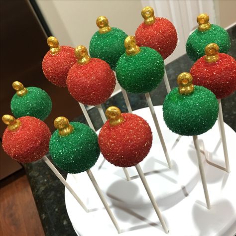 Christmas ornaments cake pops Cakepop Christmas Ideas, Cake Pop Ornaments, The Grinch Cake Pops, Christmas Ornament Cake Pops, Christmas Theme Cake Pops, Ornament Cake Pops, Cake Pops Designs Christmas, Christmas Themed Cake Pops, Cake Pop Designs Christmas