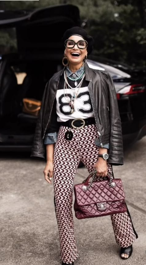 Boho Fall Fashion 2023, Modern Eclectic Outfit, Trendy Blazer Outfits Street Styles, Mixed Prints Outfit Street Style, Fall 2023 Street Style Trends, Eccentric Work Outfit, Maximalist Fashion Style Inspiration, Eclectic Work Outfits, Mix Prints Outfit