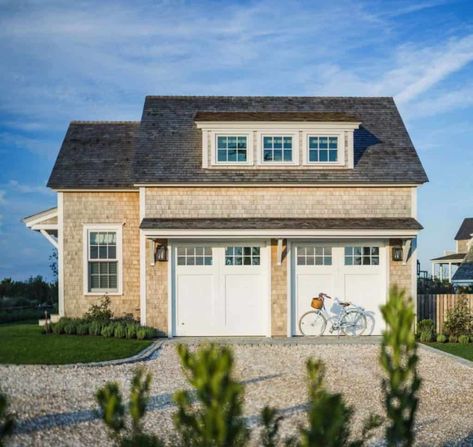 Dreamy beach house designed for entertaining on the Nantucket coast Cottage Home Exterior, Lake Front House Plans, Built In Daybed, Cottage House Exterior, Paul Davis, Small Beach Houses, Garage Guest House, Garage Door Styles, Carriage House Plans