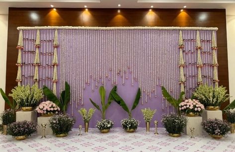 Minimalist Stage Decor, Simple Backdrop For Engagement, Simple Traditional Backdrop Decoration, Simple Flower Decoration For Engagement, Indian Reception Decor Stage, Simple Indian Wedding Decor, Stage Decorations Wedding Simple, Terrace Wedding Decor Indian, South Indian Wedding Mandap Decoration