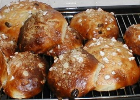 Got this from Helens British Cooking Site and theyre very yummy and filling! The crushed sugar gives it a nice crunch and the egg glaze gives these buns a deep brown color. British Cakes, Bath Buns, Historic Recipes, Historical Food, English Recipes, Historical Recipes, Scottish Food, British Cooking, Georgian Food