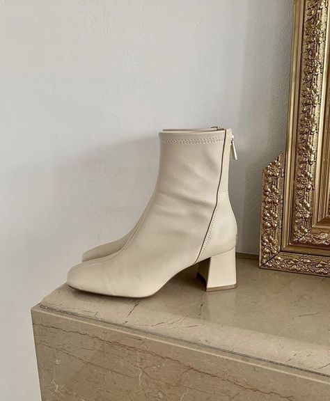 𝓟𝓪𝓻𝓲𝓼 𝓯𝓻𝓪𝓷𝓬𝓮 Boots Aesthetic, Dr Shoes, Xmas List, Fancy Shoes, Shoe Inspo, Aesthetic Shoes, Elegant Shoes, Beige Aesthetic, Brown Aesthetic