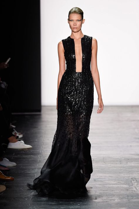 Carmen Marc Valvo S/S 16 NEW YORK FASHION WEEK Runway Fashion Looks, Best Runway Looks, Black Gowns, Runway Gowns, Romantic Date Night, Paris Couture, Fashionable Dresses, Carmen Marc Valvo, Ny Fashion