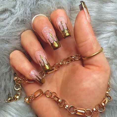 ♡ 𝐍𝐀𝐈𝐋𝐒 𝐁𝐘 𝐋𝐈𝐙𝐙𝐈𝐄 ♡ on Instagram: ““Real queens fix each other’s crowns“ 👑 Nail & Pic inspo from the best - @belle_voir 💛 #nails #nailsofinstagram #nailsoftheday…” Queen Nails Designs Crown, Crown Nails, King Nails, Queen Nails, Matte Nails Design, Real Queens, Queen Crown, Masquerade Ball, Nails Inspo